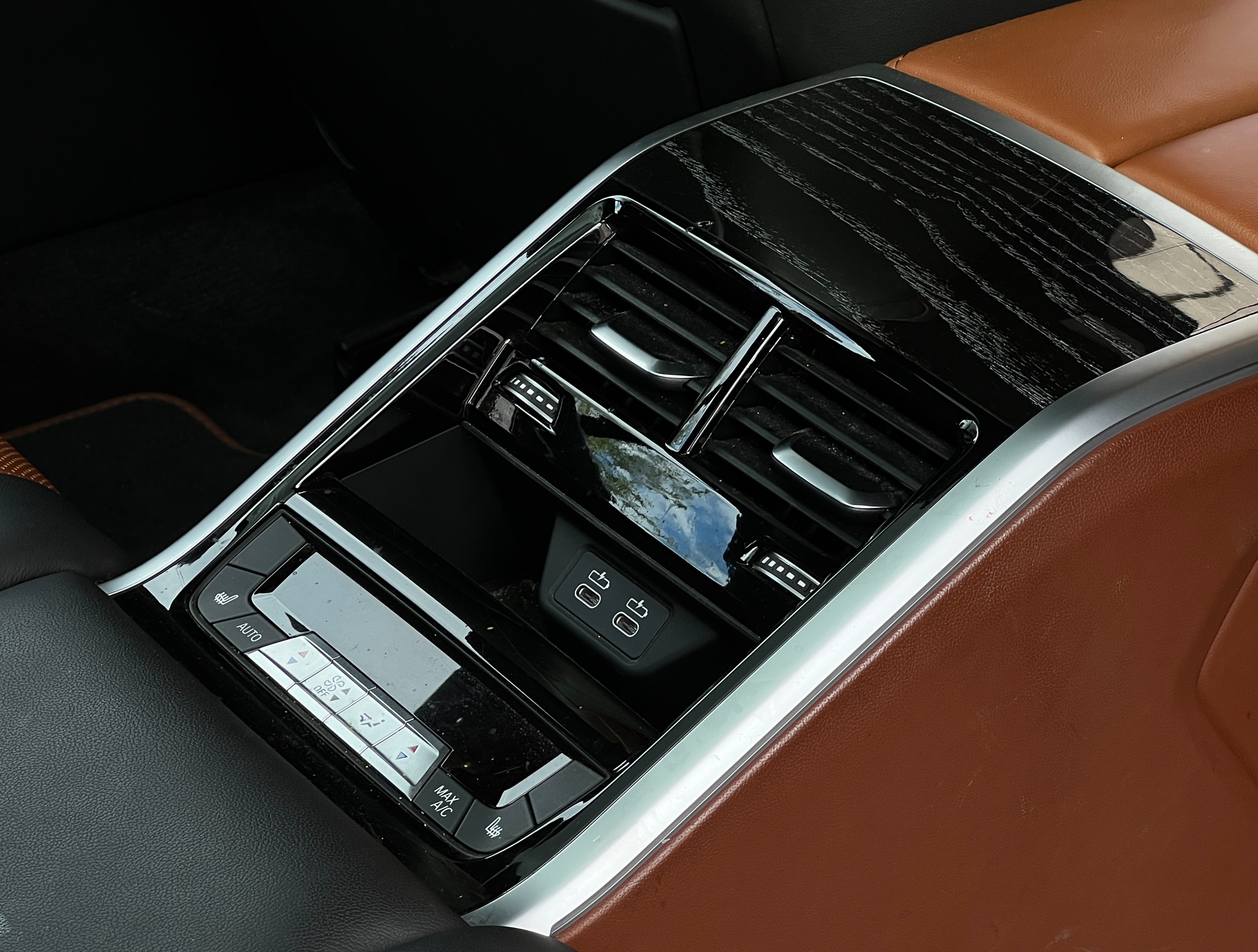 2020 BMW m850i - Image 17